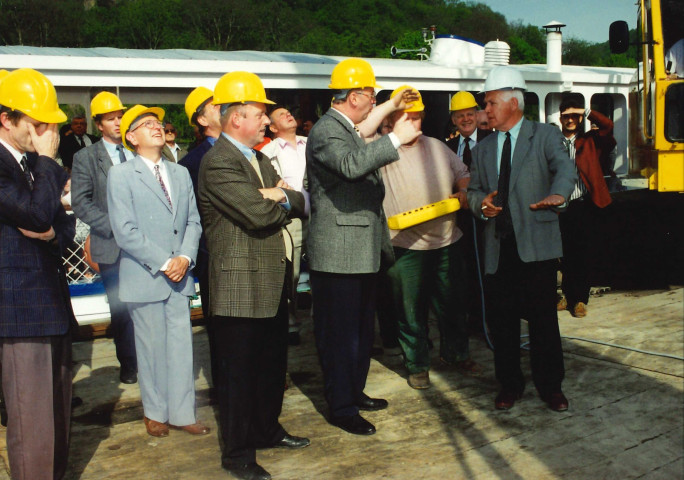 Hastière. Waulsort. Inauguration. Pose de la première palplanche du nouveau barrage-écluse.