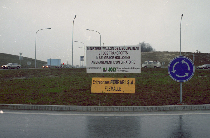 Grâce-Hollogne. Inauguration du rond-point d'accès à l'aéroport de Liège par Élio di Rupo, vice-premier ministre et ministre des Communications et des Entreprises publiques, et par Jean-Pierre Grafé, ministre des Travaux publics.