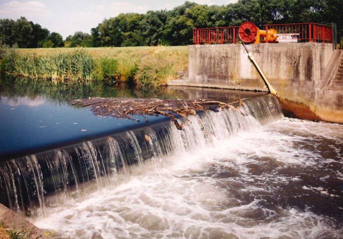 Mons. Obourg. Canal du Centre. Cimenterie.