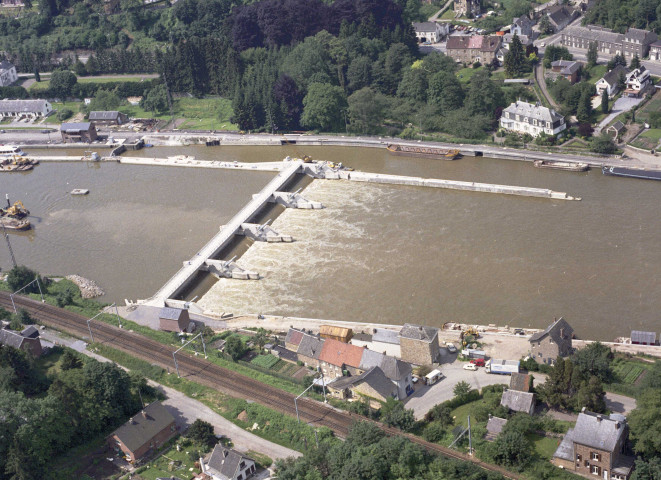 Rivière. Barrage sur la Meuse.