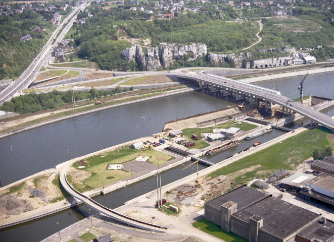 Beez. Ecluse des Grands Malades et pont sur la Meuse.