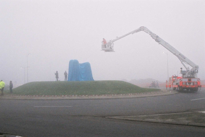 La Louvière. Giratoire du Bosquet "Le capteur du ciel". Sculpture de Pol Bury sur les RN535/536.