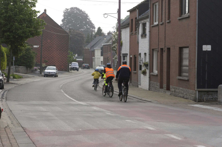 Ath. Photographies de cyclistes et d'élèves.