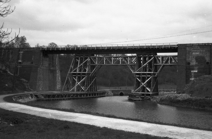 Lobbes. Pont-rail sur la Sambre.