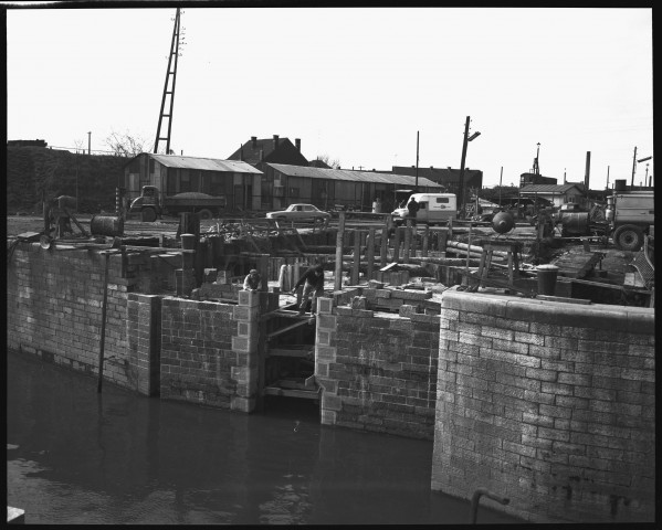 Marcinelle. Travaux d'amélioration de l'écluse sur la Sambre.