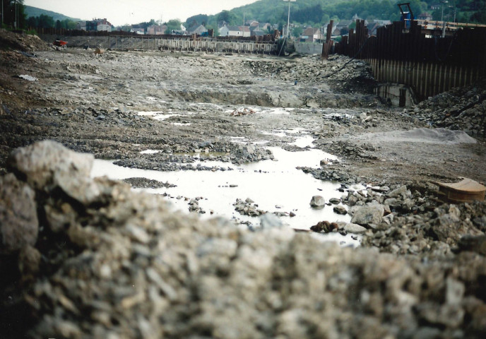 Hastière. Waulsort. Explosion des roches dans le lit du barrage.