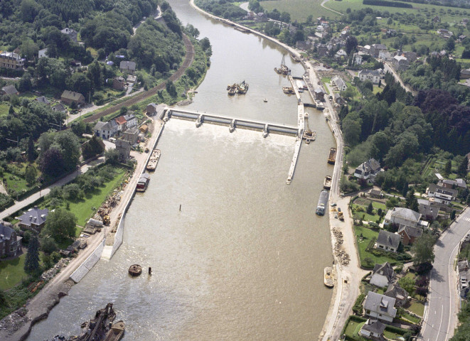 Rivière. Barrage sur la Meuse.