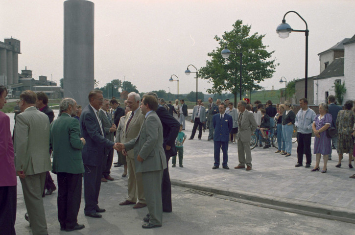 Thieu. Inauguration de la place Hardat par Jean-Pierre Grafé, ministre des Travaux publics.