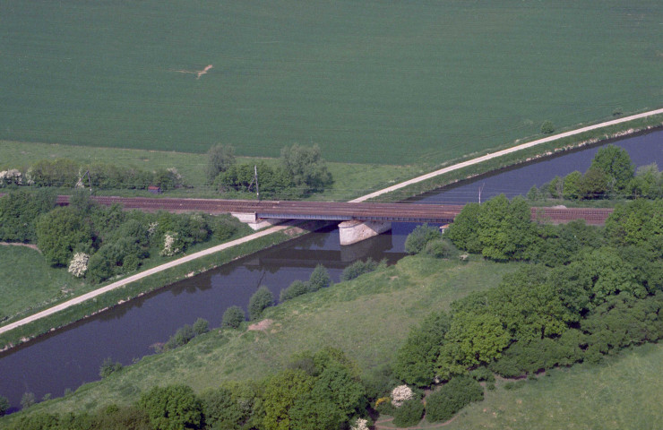 Fontaine-Valmont. Pont-rail n°5 en aval.