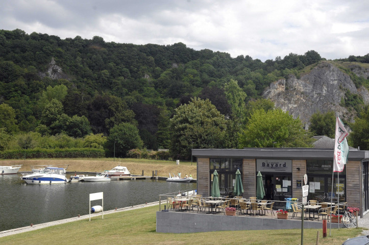 Dinant. Activités sur la Meuse. Port de plaisance.