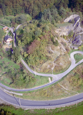 Route d'accès en venant d'Olloy-sur-Viroin.