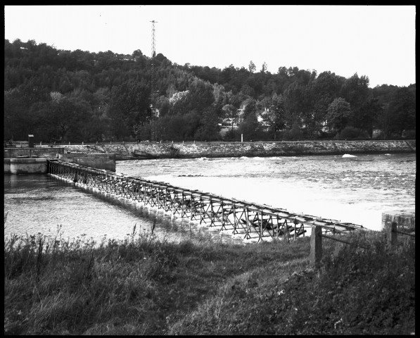 Lustin (Tailfer). Barrage couché lors d'une mise en chômage de la Meuse.