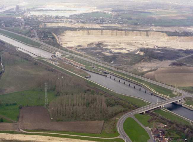 Havré et Obourg. Canal du Centre.