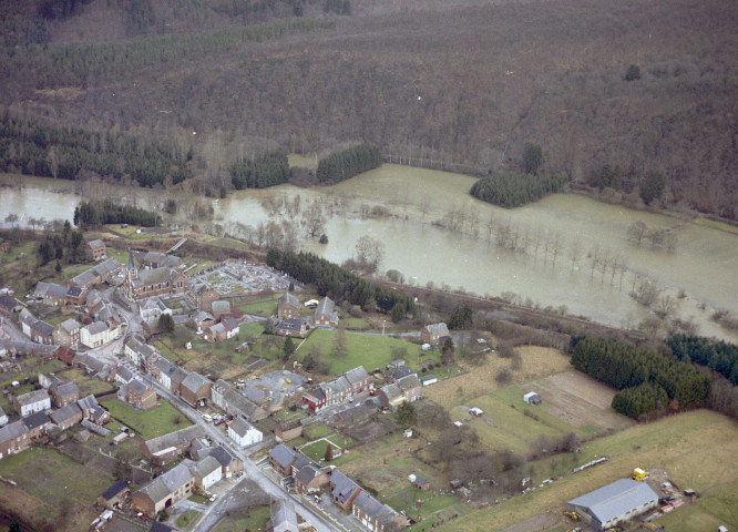 Houyet à Anseremme. La Lesse en crue.