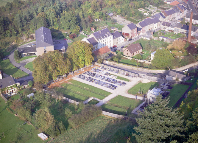 Cimetière et maison de retraite.