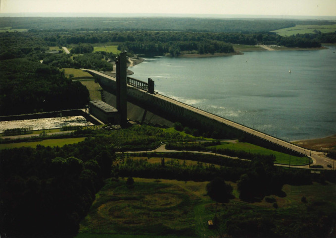 Froidchapelle. Lacs Plate Taille. Barrage et centrale électrique.