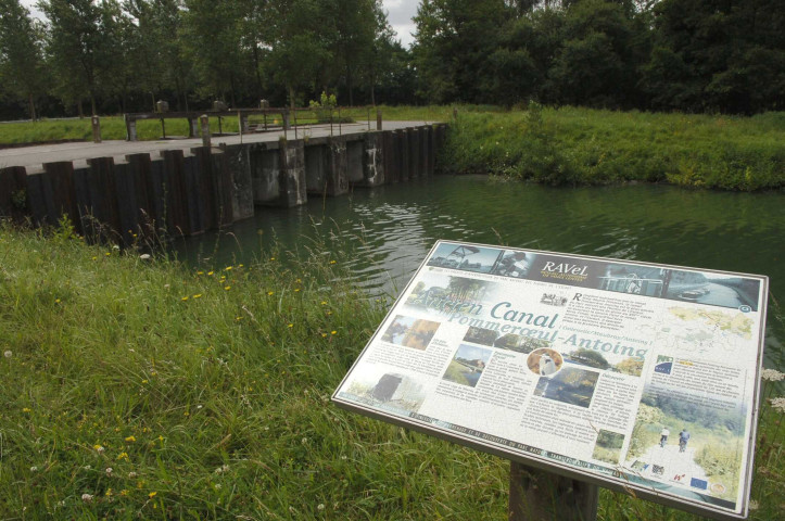 Bernissart. Pommeroeul. Vues sur le passage du Ravel 1.