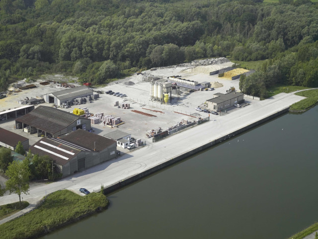 Peruwelz. Roucourt. Canal Nimy-Blaton. Quai. Matériaux de construction.