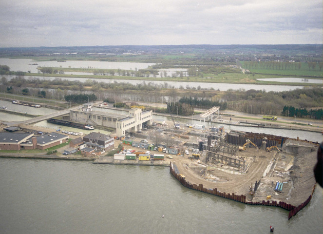 Lanaye. Travaux d'aménagement dans les petites écluses.