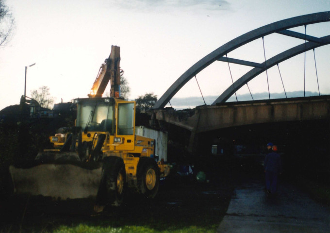 Bernissart. Blaton. Démolition du pont-route des Lilas sur le canal Blaton-Ath.
