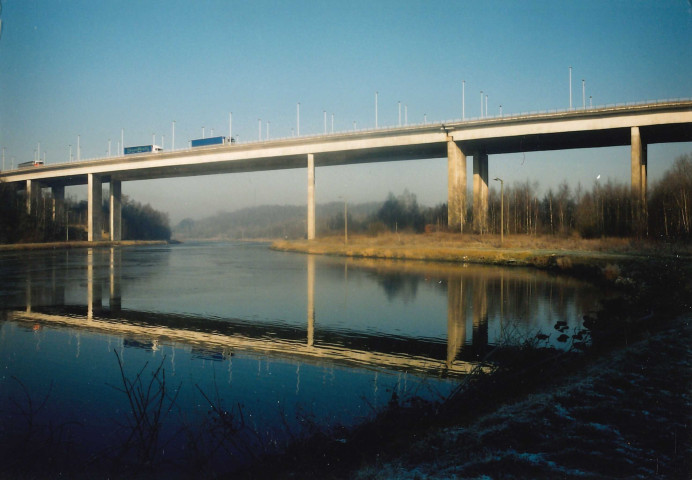 Pont-à-Celles. Viesville. E42. Viaduc au-dessus du canal Charleroi-Bruxelles.