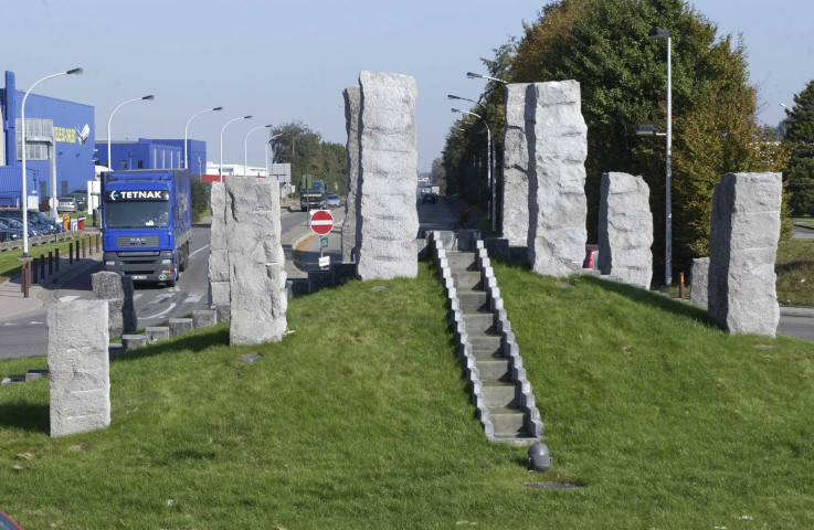 Charleroi. Aéroport de Gosselies. Giratoire "Fontaine". Entrée de l'aéroport.