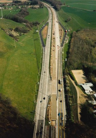 Grâce-Hollogne. Horion-Hozémont. Mise à trois bandes de l'E42 à hauteur des parkings.