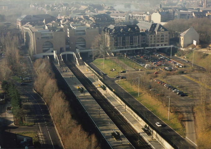 Ottignies-Louvain-la-Neuve. Cité universitaire, station SNCB et parking.