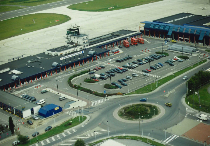 Charleroi. Gosselies. Installations aéroportuaires et zone de l'aéropôle.