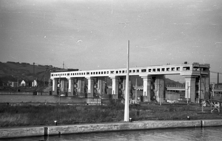 Ivoz-Ramet. Nouveau pont-barrage sur la Meuse.