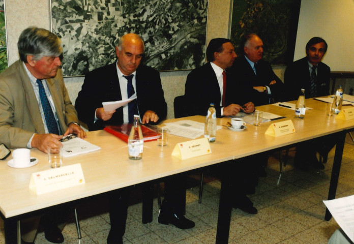 Awans. District autoroutier D151-21. Conférence de presse en présence de M. le ministre Daerden. Troisième bande autoroutière.