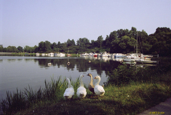 Ittre. Canal Charleroi-Bruxelles. Port de plaisance.
