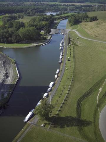 Le Roeulx. Thieu. Port de plaisance et capitainerie.