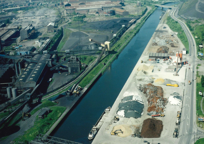 Charleroi. Dampremy. Sites industriels le long de la Haute-Sambre.