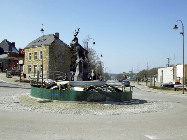 Saint-Hubert. Giratoire "le Cerf crucifère". Place du Faÿs.
