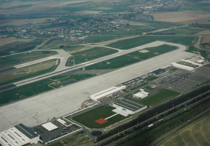 Grâce-Hollogne. Bierset. Implantation de diverses entreprises sur l'aéropôle.
