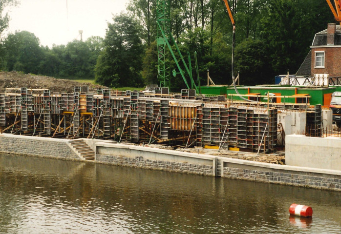Merbes-le-Château. Reconstruction du pont à la suite de travaux.