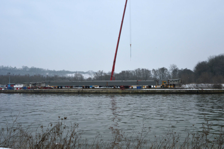 Visé. Travaux à la 4° écluse de Lanaye. Montage d'un pont.