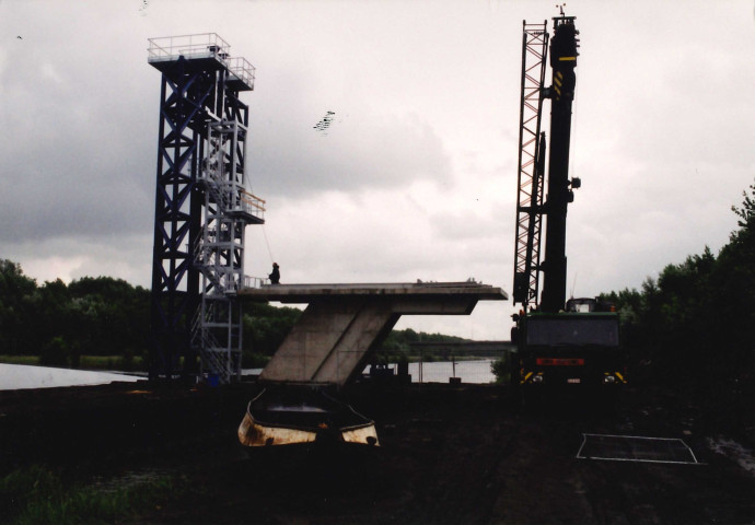La Louvière. Houdeng-Aimeries. Pont-canal du Sart. Mise sous eau de l'ouvrage d'art.