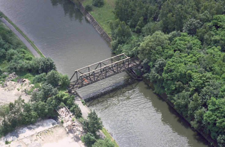 Charleroi, Montignies-sur-Sambre et Châtelet. Ponts-rails du Poirier Saint-Charles, de Carlam, de Champeau et d'Hainaut-Sambre ; passerelles d'Hainaut-Sambre (oxygène et gaz), à coke de Solvay et SNDE ; écluse de Montignies-sur-Sambre ; viaduc de Châtelet ; chantier du Trieu Kaisin.