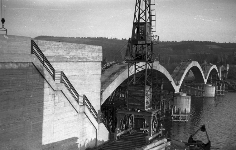 Hermalle-sous-Huy. Reconstruction du pont sur la Meuse.