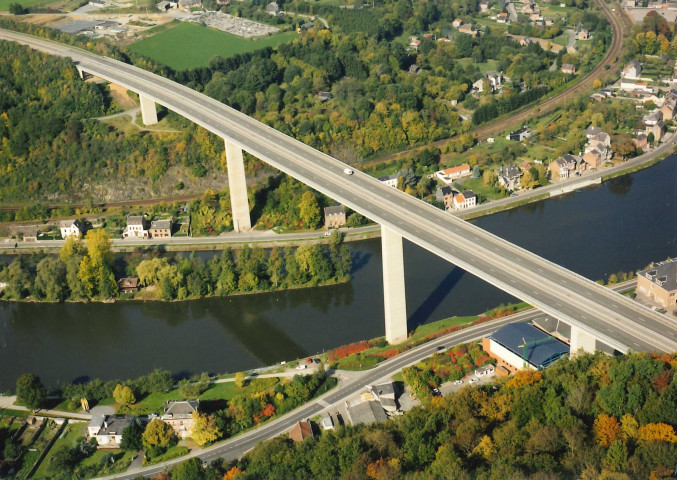 Dinant. Anseremme. Viaduc "Charlemagne" de la RN 97 au-dessus de la Meuse.