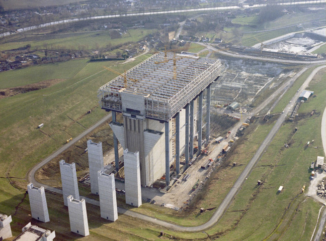 Strépy-Bracquegnies et Thieu. Construction de l'ascenseur funiculaire.