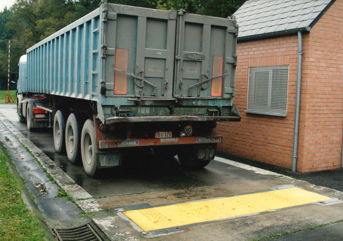 La Bruyère. Rhisnes. E42. Contrôle de charge (surcharge) par pesée sur les poids-lourds.