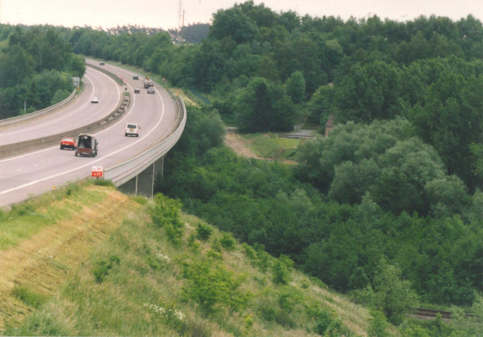 Court-Saint-Étienne. RN25, route expresse, sorties à Court-Villers.