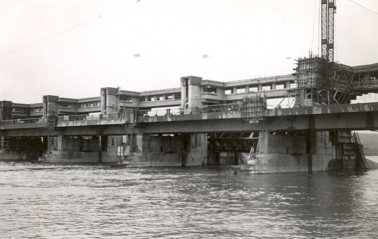 Construction du pont-barrage et de l'écluse