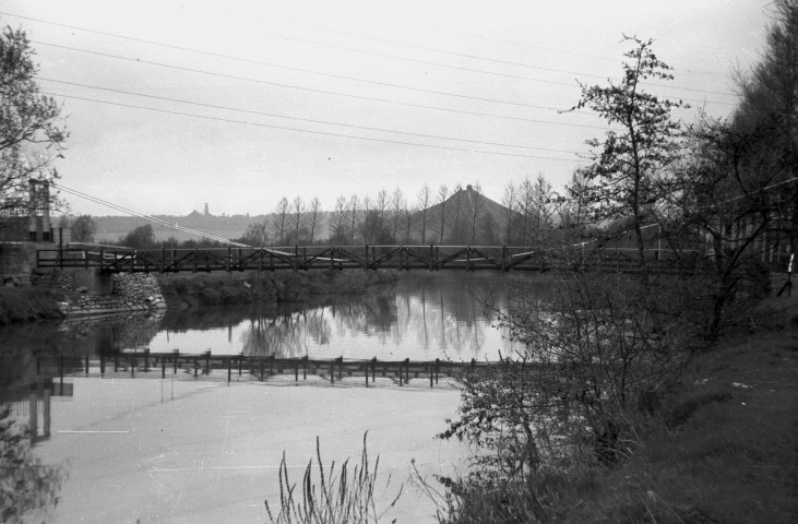 Roselies. Passerelle sur la Sambre.