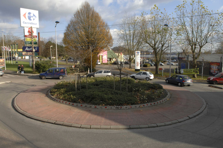 La Louvière. Haine-Saint-Pierre. Œuvre d'art du carrefour "GB".