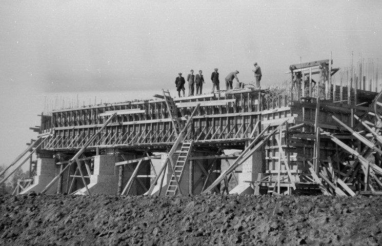 Afsnee. Construction du pont d'autoroute sur la Lys.