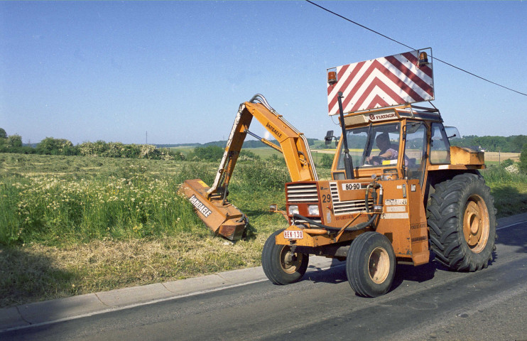 Yvoir. RN937. Service entretien.